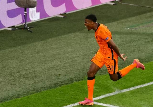 世界杯app下载指南-【人物】曾被嘲笑的小岛国脚 最令人惊叹的荷兰红星